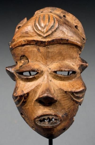 null MASQUE DE D ANSE présentant un visage à l'expression farouche accentuée par...