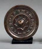 null MIROIR en bronze orné d'une écriture archaïque Chine, époque Han, 206 avant...