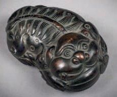 null DRAGON allongé, bronze, Epoque Tsing 1644-1911 après JC. 11 cm