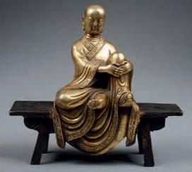 null LO-HAN, disciple de Bouddha assis sur un banc, bronze doré. Tibet. 20 cm
