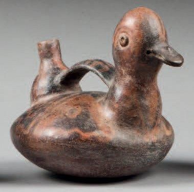 null Vase ornithomorphe présentant un jeune canard aux belles formes naturalistes....