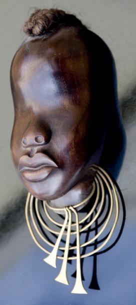 Karl HAGENAUER (1898-1956) Masque d'une jeune Africaine en bois sculpté, laiton et...