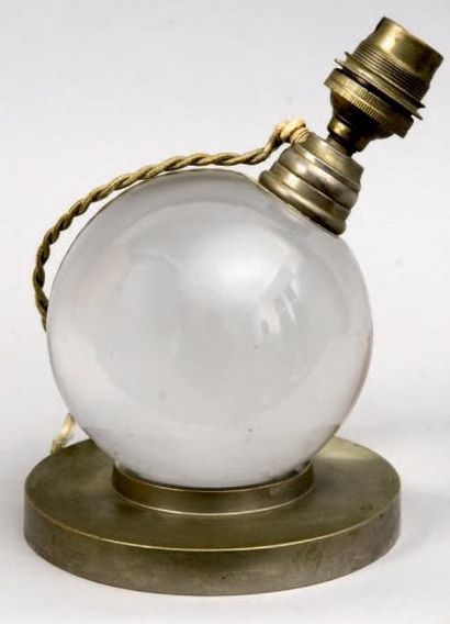 JACQUES ADNET (1900-1984) Lampe de table. Boule en verre pivotante sur une base cylindrique...