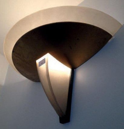 Jean Perzel (1892-1986) Grande applique moderniste en forme d'arc de cercle en verre...