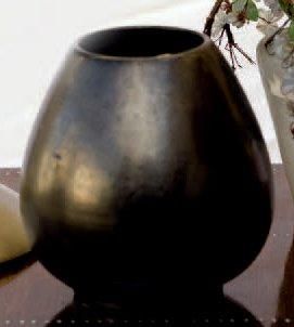 PAUL BONIFAS (1893-1967) Vase en émail noir lustré. Signé