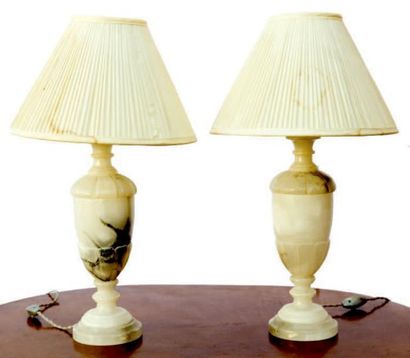 null Paire de Lampes balustres en albâtre. Vers 1960. H. 55 cm