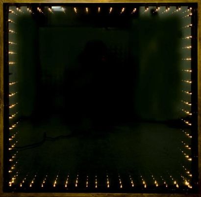TRAVAIL ITALIEN Miroir dit «à l'infini» cadre en bois noirci et laiton. Diodes lumineuses....
