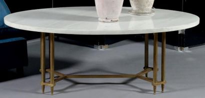 null Grande table basse ovale à dessus de marbre blanc, piètement colonnettes jointes...