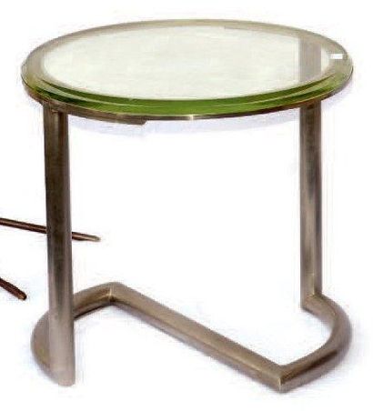 ANONYME Table moderniste à important piètement tubulaire, et épaisse dalle de verre...