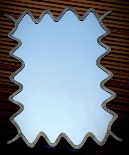 LAURENT CHAUVAT (XXÈME SIÈCLE) Important miroir en bronze argenté à décor de vag...