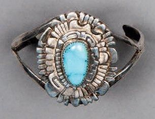 null Important Bracelet Navajo avec un cabochon de turquoise surmontant 3 rangs d'un...