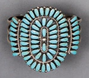 null Bracelet orné sur 5 rangs de cabochons de turquoise de formes oblongs. Navajo,vers...