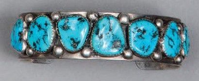 null Bracelet manchette retenant 7 cabochons de turquoise. Navajo vers 1960-1970