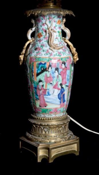 null PIED DE LAMPE composé d'un vase en porcelaine de Canton à décor polychrome et...