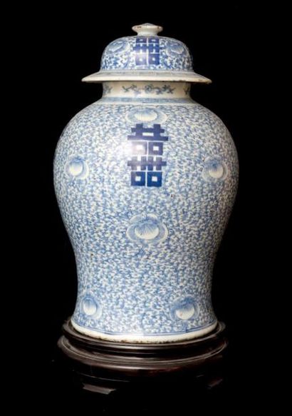 CHINE XXÈME SIÈCLE Vase couvert de forme bombée, porcelaine bleue et blanche à décor...