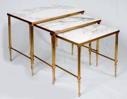 null 3 TABLES GIGOGNES en bronze doré, dessus de marbre blanc 34 x 52 x 45 cm