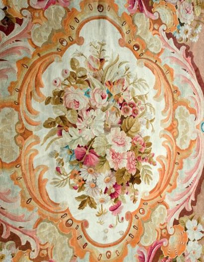 AUBUSSON Fragment de tapis à décor polychrome au centre d'un bouquet de fleurs dans...