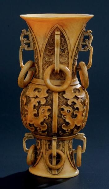 null VASE à décor d'animaux stylisés et d'anneaux Chine en ivoire début XXème siècle...