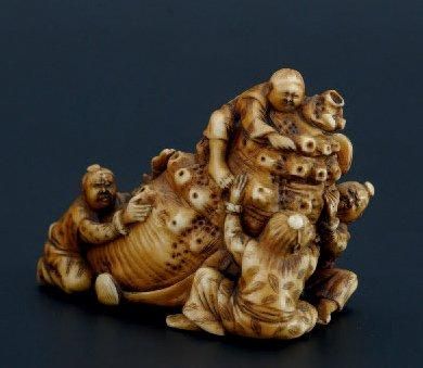 null NETSUKE en ivoire représentant, des enfants sur un coquillage Japon XIXème siècle...
