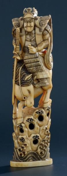 null OKIMONO en ivoire, représentant un samourai sur son cheval Japon début XXème...