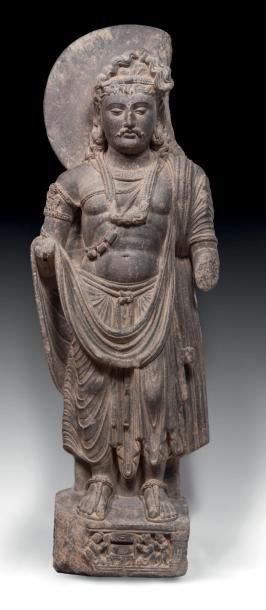 null BODHISATTVA AUREOLE EN SCHISTE. Il est représenté debout sur un piédestal figurant...