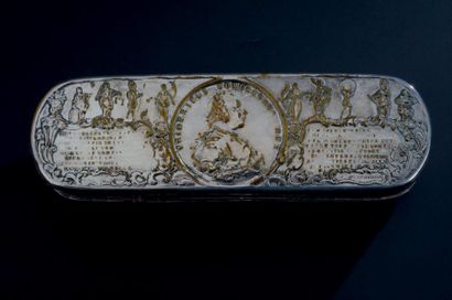 null BOITE OBLONGUE en métal argenté illustrant un médaillon avec le profil de «Fridericus...