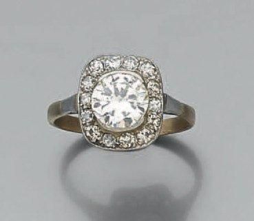 null BAGUE «coussin» en platine et or gris (750 millièmes) serti d'un diamant taille...