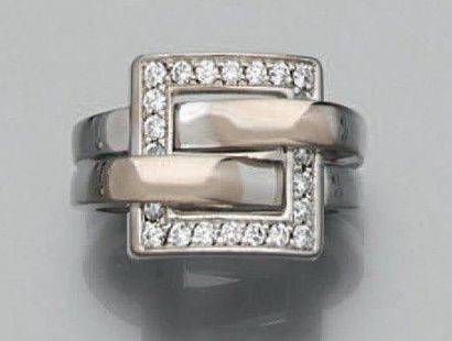 BOUCHERON BAGUE, modèle «déchainée», en or gris (750 millièmes) ajouré serti de diamants...