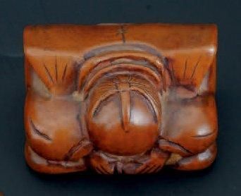 null NETSUKE en bois représentant, un homme agenouillé priant Japon XXème siècle...