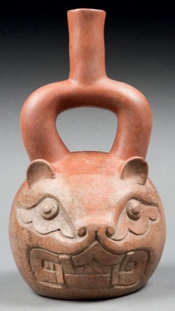 null Vase étrier présentant la figure totémique du Dieu Jaguar, les oreilles dressées...
