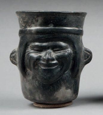 null Vase portrait présentant le visage d'un jeune chef à l'expression joyeuse. Terre...