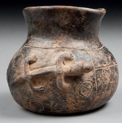 null Vase chamanique présentant la tête d'un shaman nain et à l'arrière un lézard...