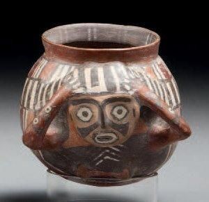 null Vase modelé d'un homme transportant sa charge sur le dos. Terre cuite polychrome....