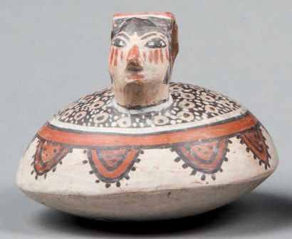 null Vase à une anse modelé d'une tête de dignitaire. Terre cuite polychrome. (Col...