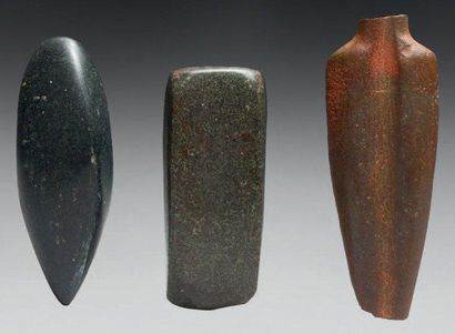 null Ensemble composé de trois outils en pierre sculptée et polie. Mezcala, région...