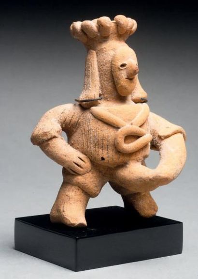 null Intéressante statuette modelée d'un shaman ithyphallique portant une armure...