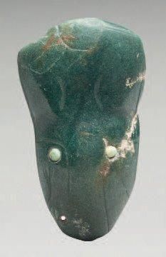null Amulette sculptée d'une tête de serpent, les yeux incrustés de turquoise. Jadéite...