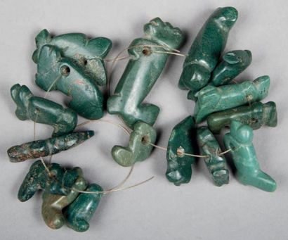 null Ensemble composé de 16 amulettes présentant des animaux stylisés. Jadéite verte...