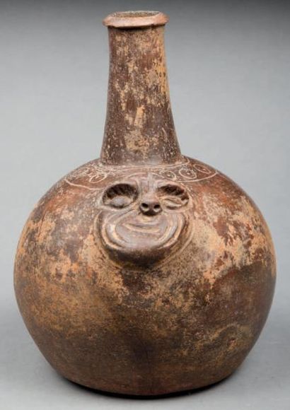 null Vase modelé en relief du visage d'un Shaman dans la force de l'âge. Terre cuite...