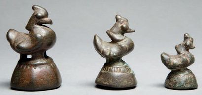 null Trois poids à opium en bronze représentant des canards. Birmanie, XVIIIème 5,5cm,...