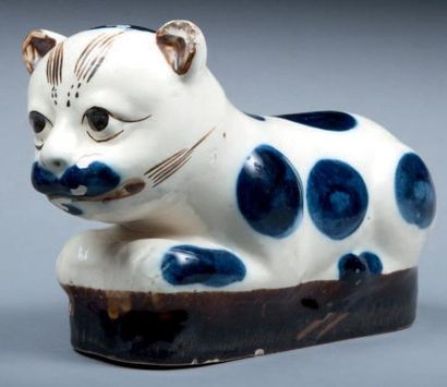 null Oreiller représentant un chat, porcelaine de Chine, vers 1950. 32cm