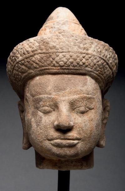 null Tête de Vishnu en grès, à la coiffe surmontée d'un chignon de forme cylindrique....