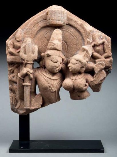 null Fragment de stèle en grès figurant le couple divin en buste, Shiva et Parvati....