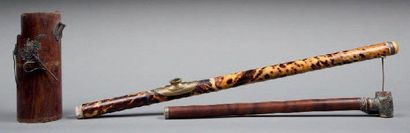 null Ensemble composé d'une pipe à opium en écaille, Chine, XIXème, 57cm. Une pipe...