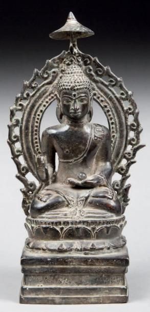 null Bouddha assis en virasana sur un socle lotiforme faisant avec la main droite...