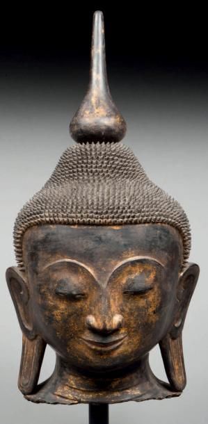 null Tête de Bouddha au visage serein coiffée de la protubérance crânienne Ushnisha...