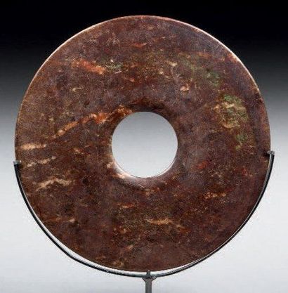 null Un disque bi en jadéite. Chine. 30 cm Le disque bi symbolise la relation entre...