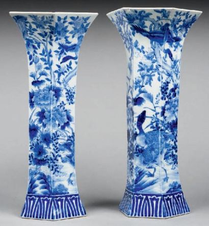 null Paire de vases en porcelaine blanc bleu. Japon (Légères restaurations). 40c...
