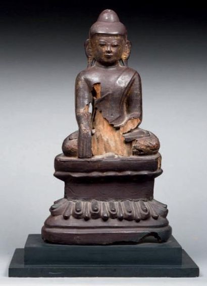 null Bouddha assis sur socle lotiforme, la main droite en position de prise de la...
