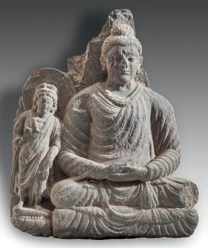 null Bouddha accompagné d'un Bodhisattva. Le Bouddha est représenté assis en méditation...